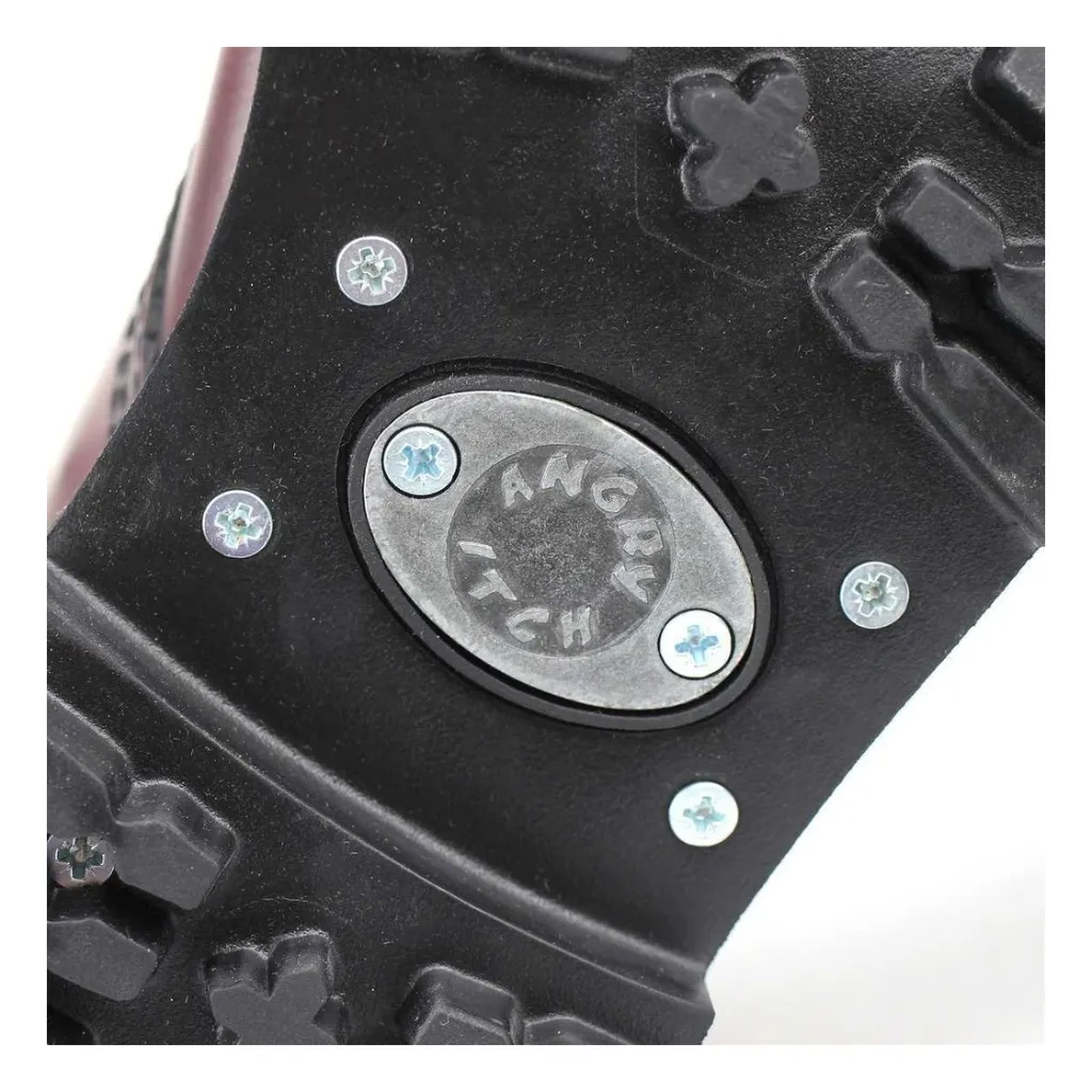 angry_itch_14-loch_stiefel_leder_burgundy_rub-off~8.webp